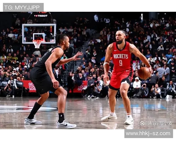 火箭队换人沟通出现重大失误场上意外多出六名球员引发热议 火箭队换人沟通出现重大失误场上意外多出六名球员引发热议